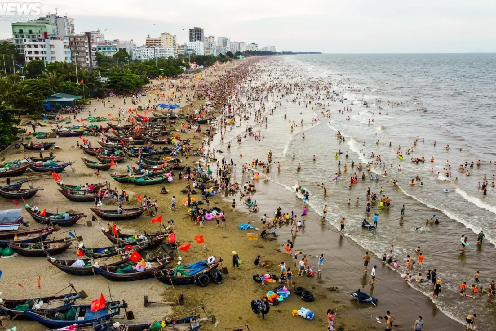 Biển Sầm Sơn đông đúc vào mỗi mùa hè Biển Sầm Sơn đông đúc vào mỗi mùa hè