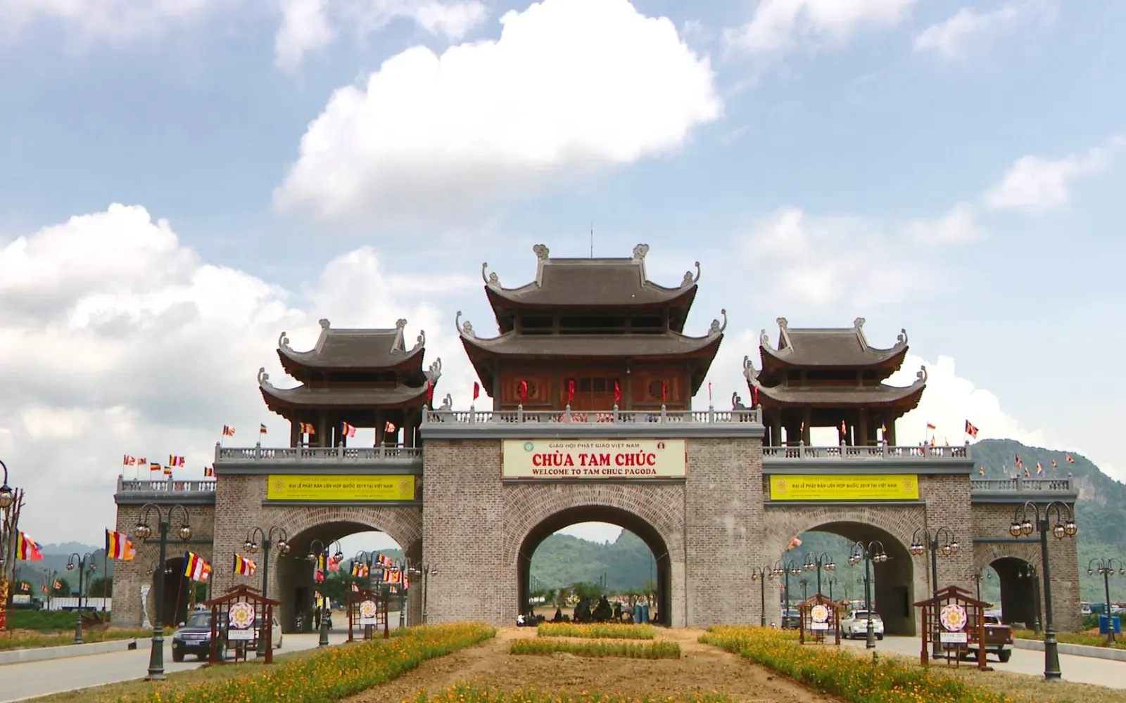 Cổng tam quan Chùa Tam Chúc Ninh Bình