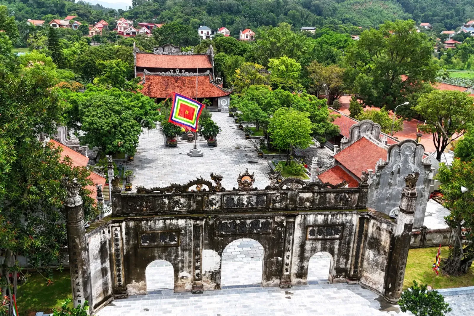 Ngoài cổng đền Kiếp Bạc, Hải Dương