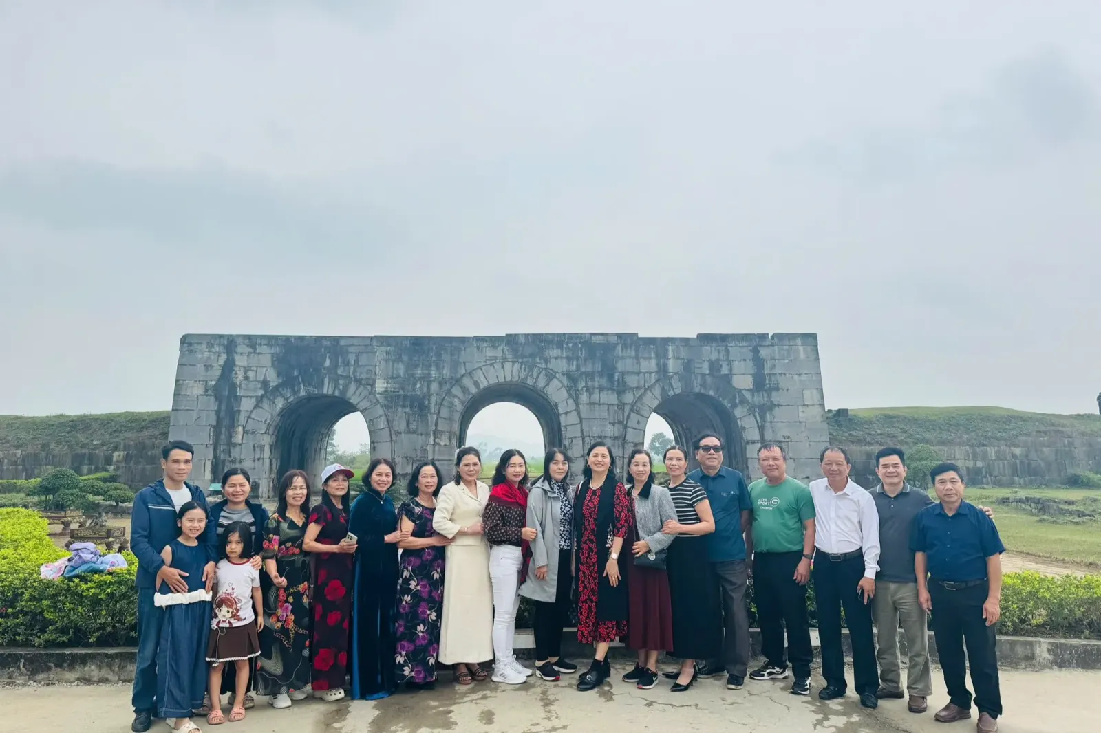 Người dân Hưng Yên thích đến điểm du lịch Thành Nhà Hồ