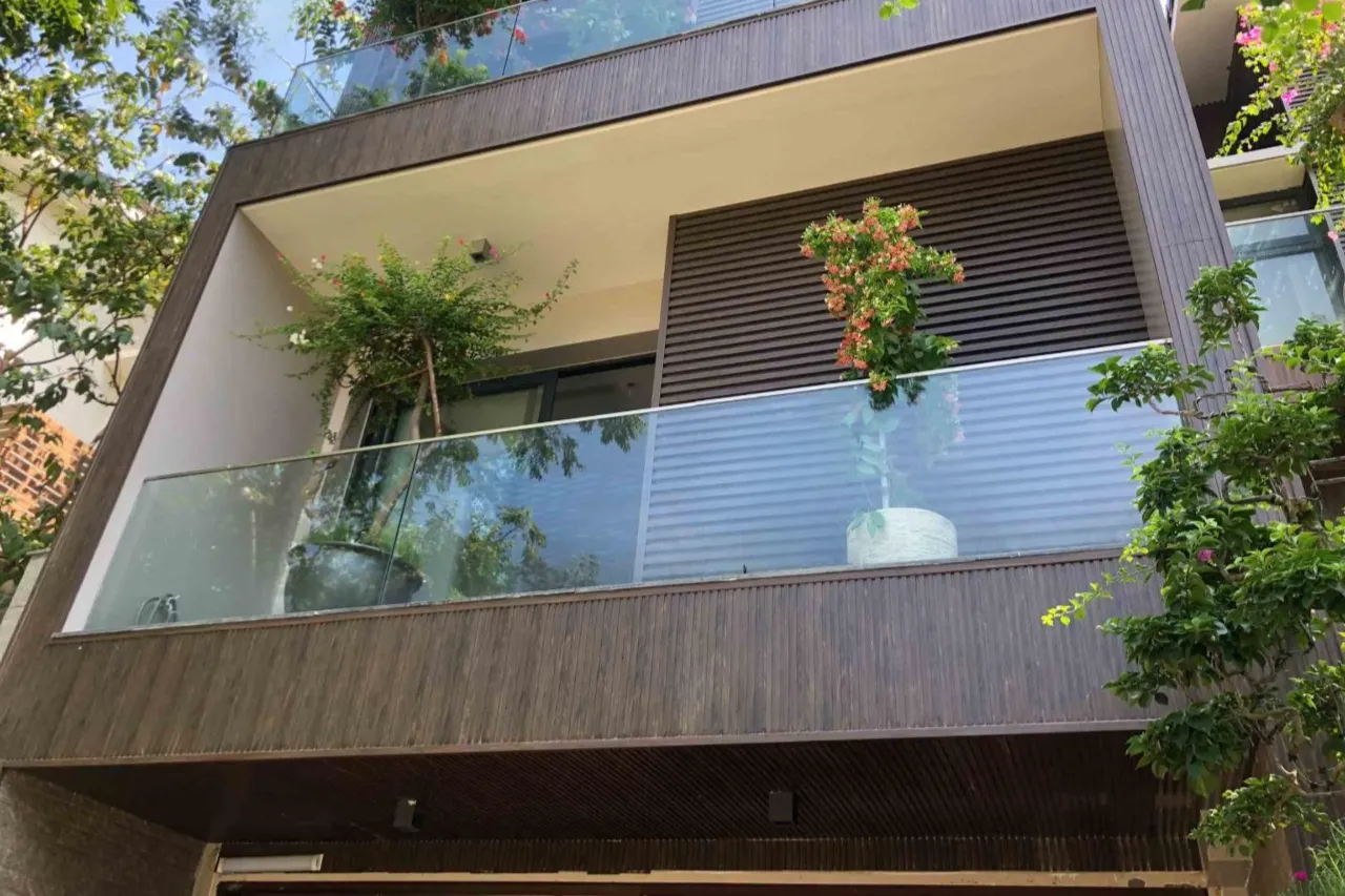 Tấm nhựa ốp tường giả gỗ ngoài ban công Tấm nhựa ốp tường giả gỗ ngoài ban công