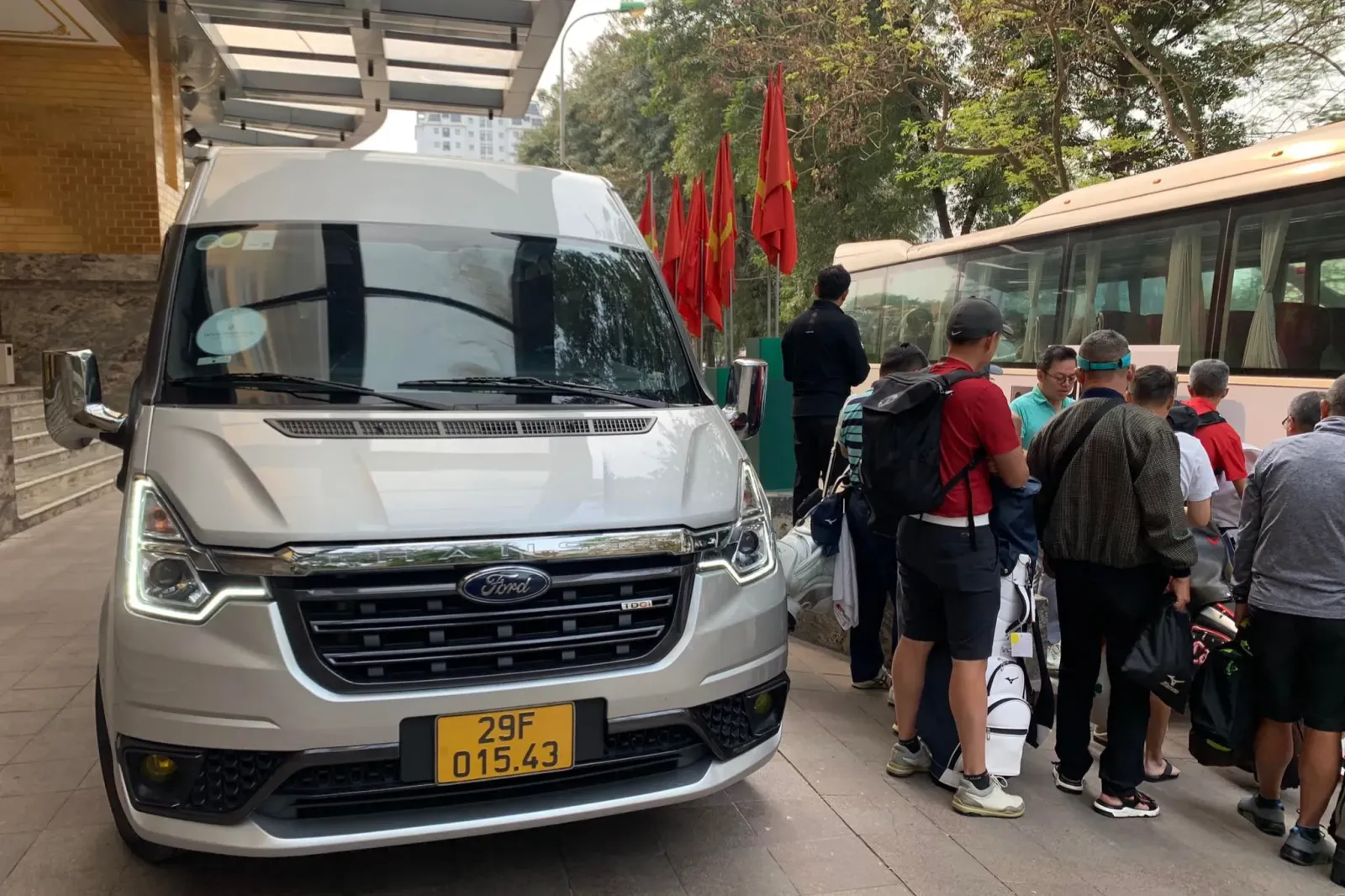 Bảng giá xe 16 chỗ Ford Transit Hưng Yên