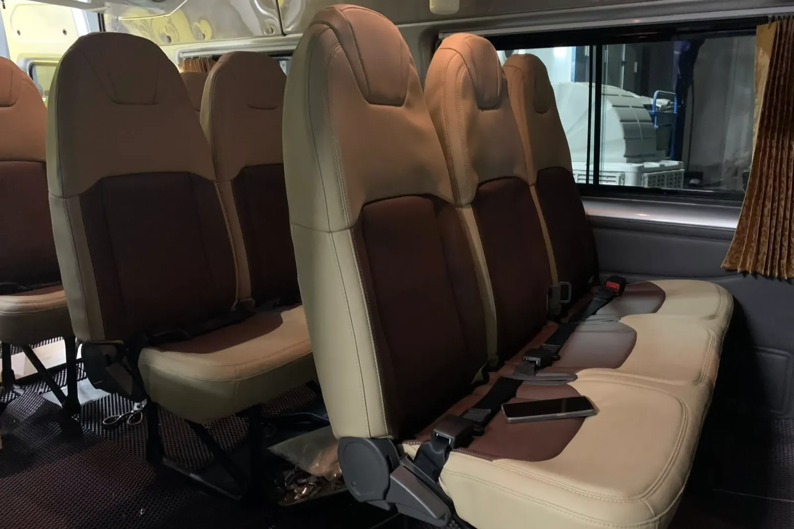 Nội thất xe 16 chỗ Hưng Yên