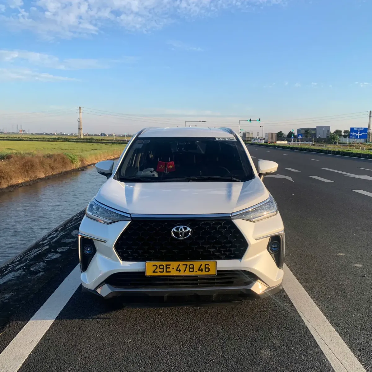 Phía trước xe 7 chỗ Hưng Yên đi nhà thờ đá Phát Diệm, Ninh Bình