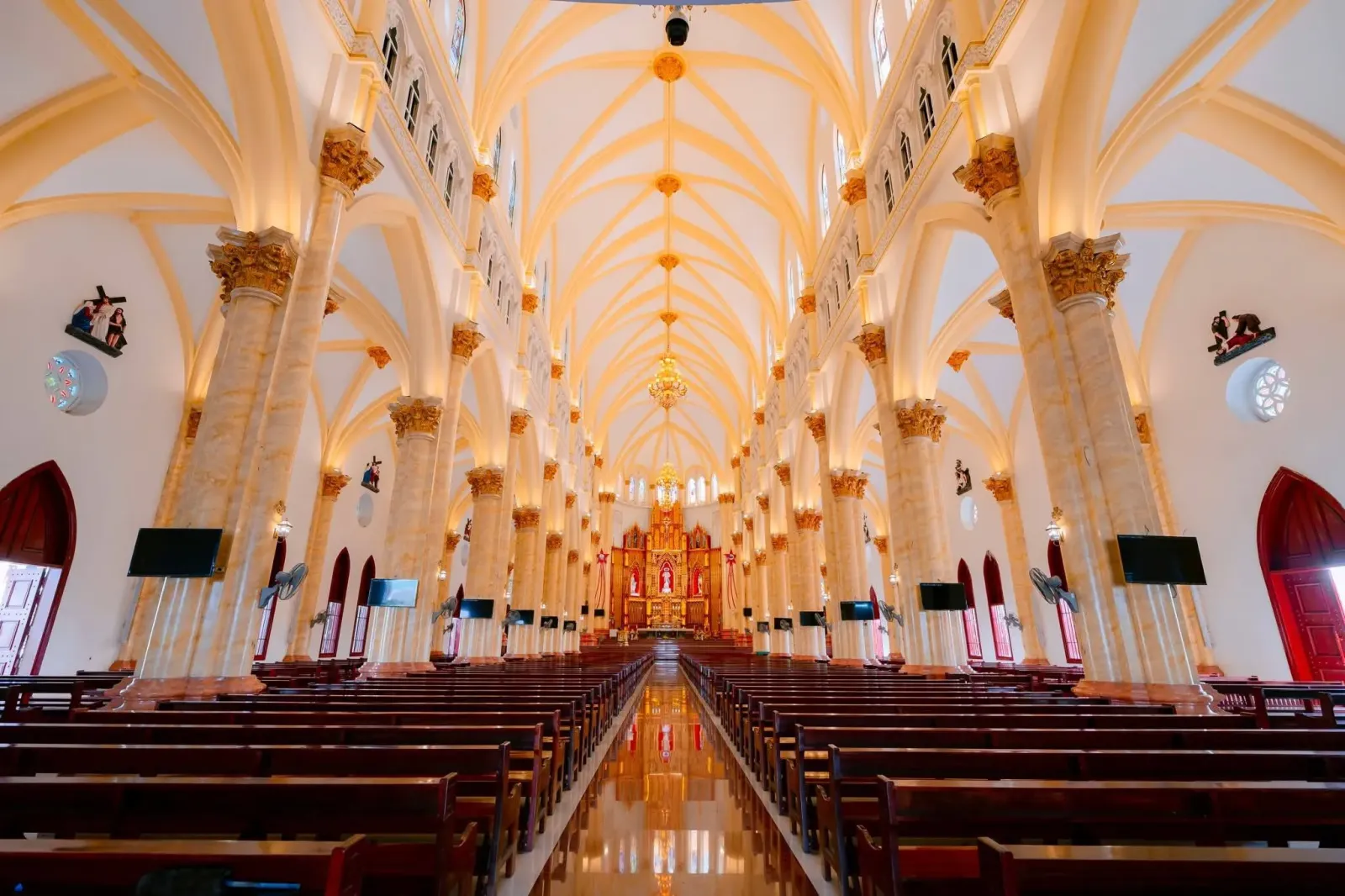 Thuê xe 16 chỗ Hưng Yên đi nhà thờ đá Phát Diệm đi lễ