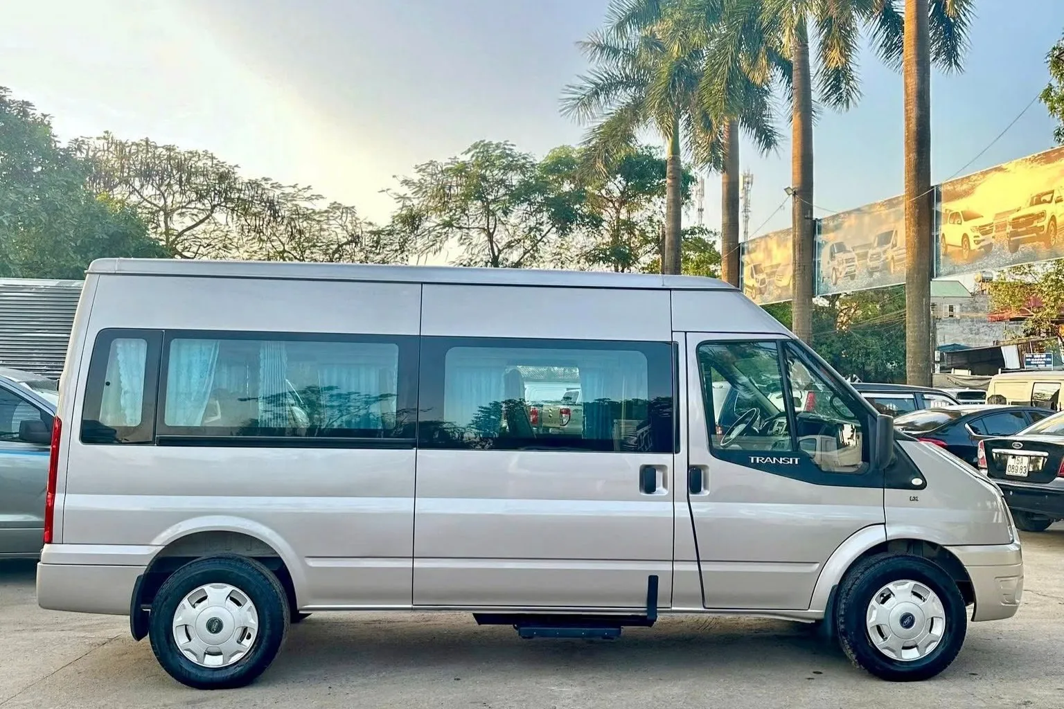 Thuê xe 16 chỗ xã Phụng Công giá rẻ