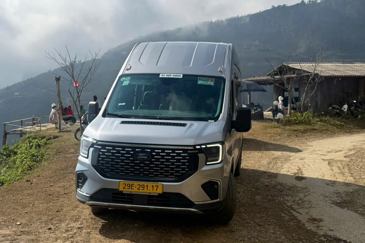 Xe 16 chỗ Forf Transit Hưng Yên đưa khách đi du lịch Xe 16 chỗ Forf Transit Hưng Yên đưa khách đi du lịch