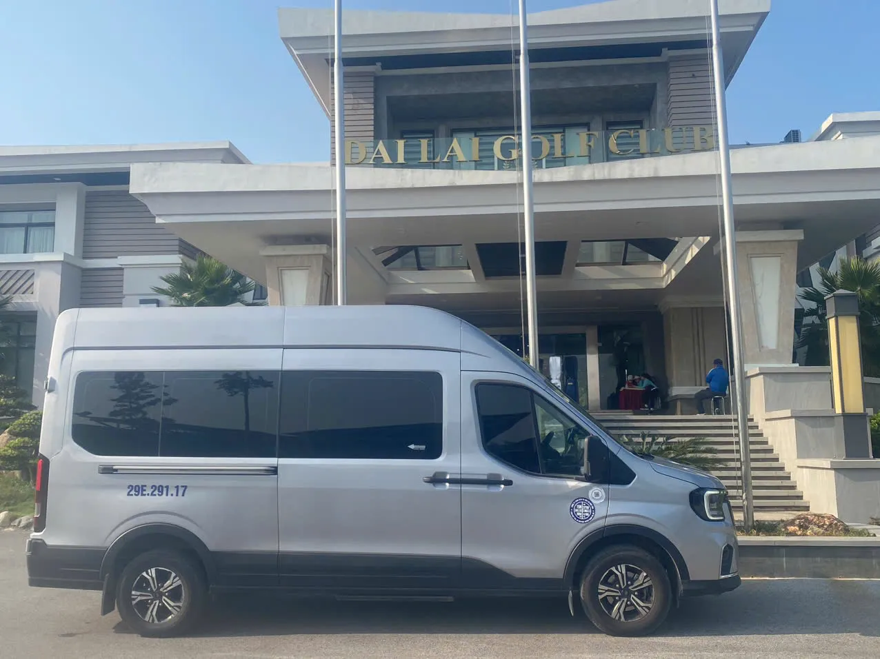Xe 16 chỗ phục vụ đi sân Golf Đại Lải