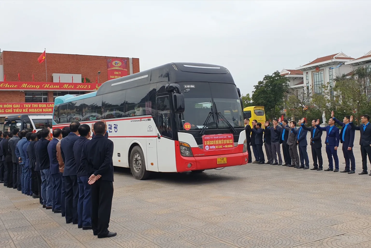 Xe đưa công nhân về Hưng Yên ăn tết