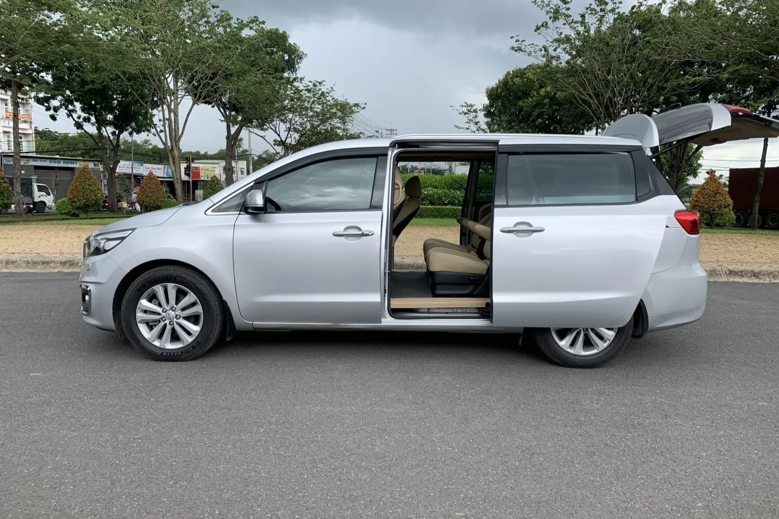 Xe Kia Sedona máy dầu tại Hưng Yên