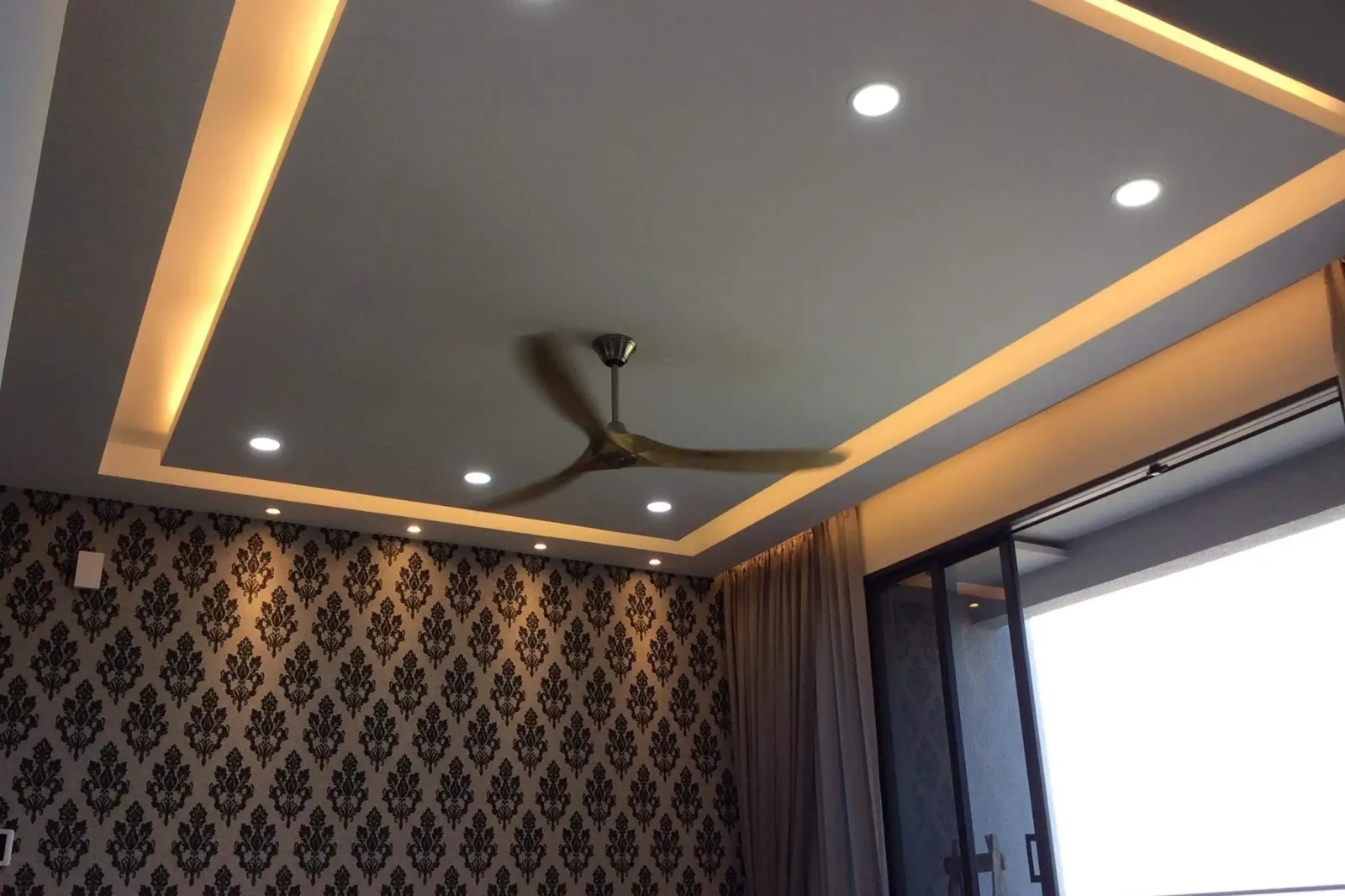 Trần thạch cao giật cấp